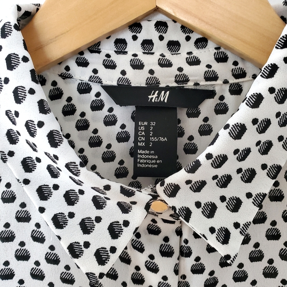 H&M Short Sleeved Button Up White & Black Retro Patterned Flowy Blouse (Size 2) - Picture 2 of 9